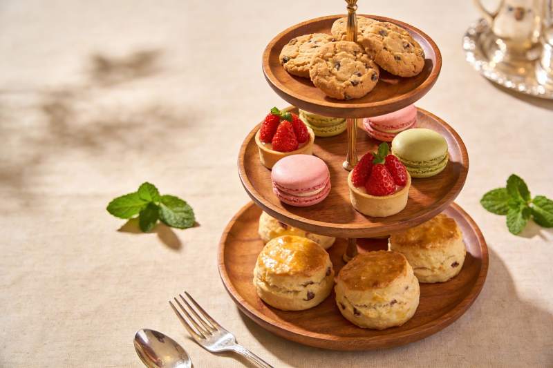 三层木质点心架摆满精致甜品图片