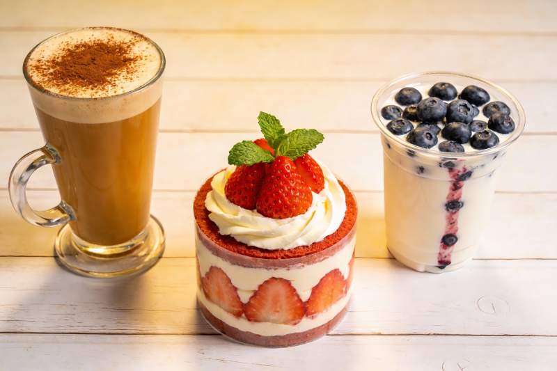 咖啡甜品与蓝莓饮品图片