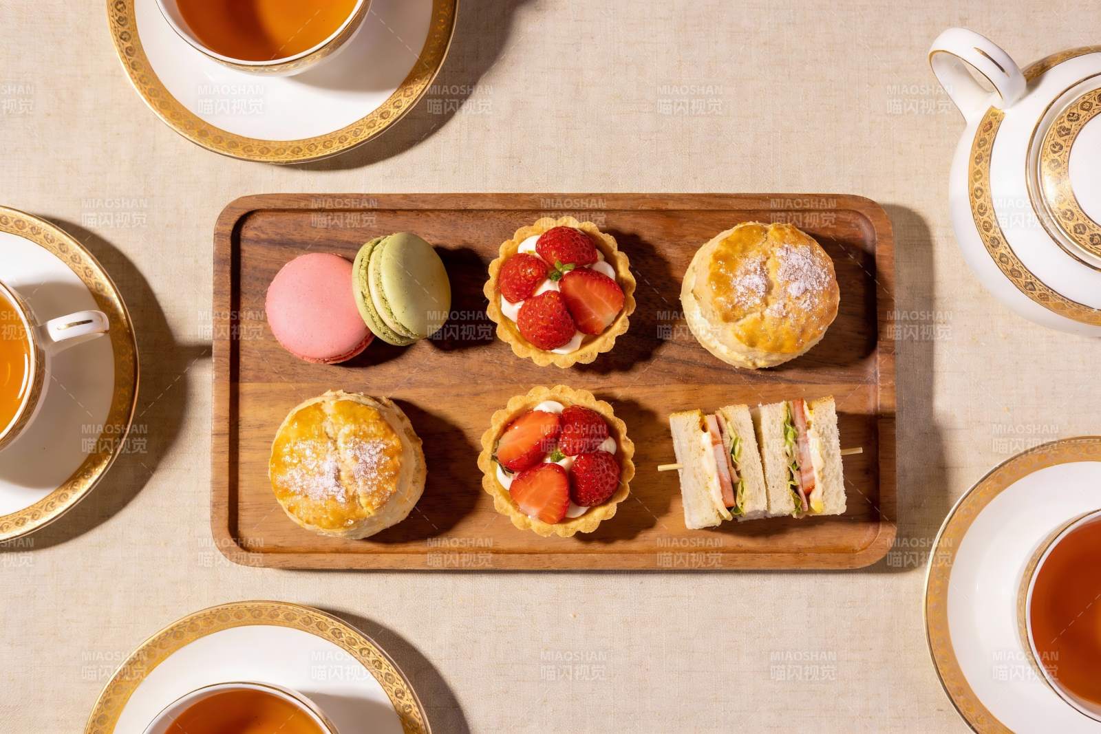 精致下午茶点心与茶具摆盘图片