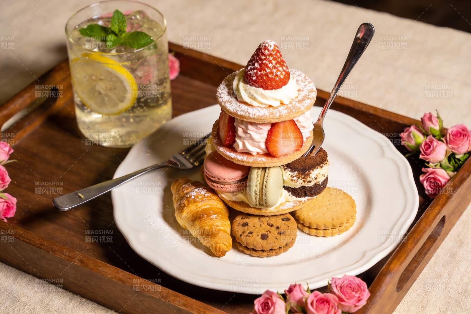 精致甜点与饮品摆盘图片