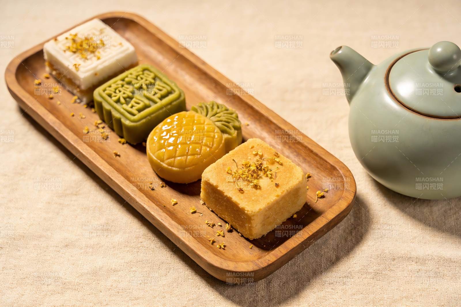 中秋月饼与青瓷茶壶图片