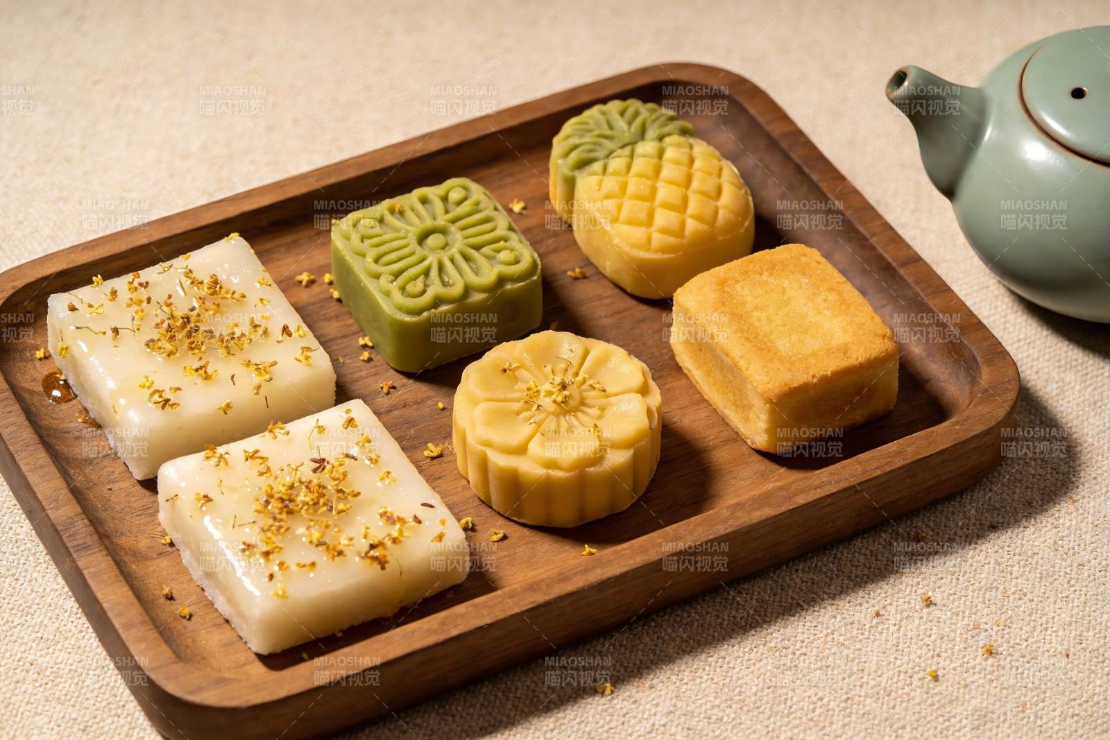 中秋月饼与茶具摆盘图片