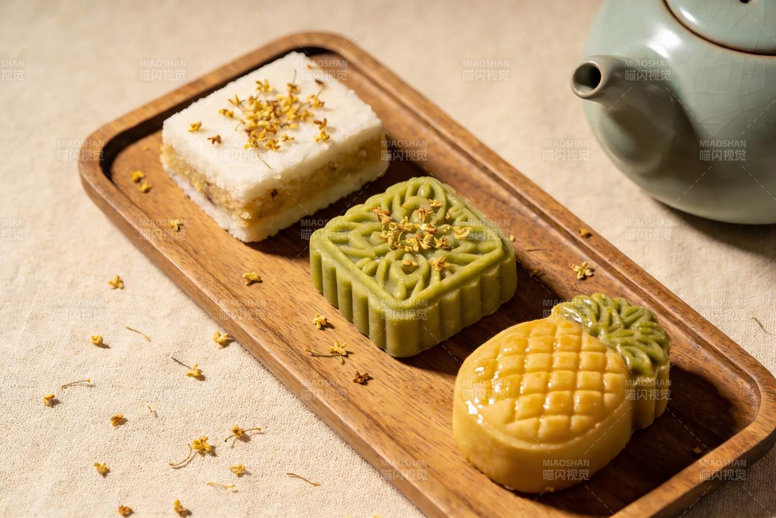 中式糕点摆盘精美茶具相伴图片