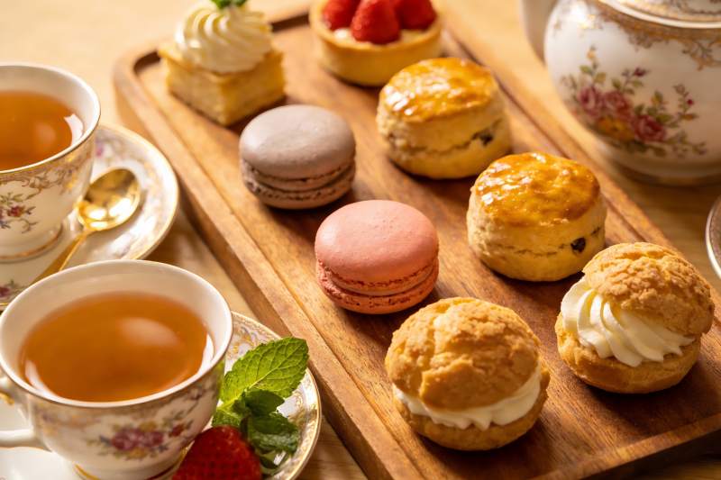 精致下午茶点心与红茶图片