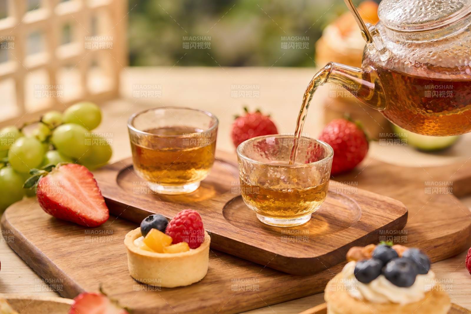 茶饮与甜点的精致摆盘图片