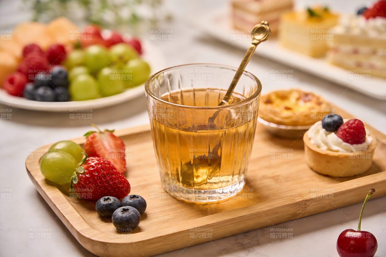 木质托盘上的饮品与甜点图片