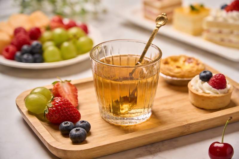 木质托盘上的饮品与甜点图片