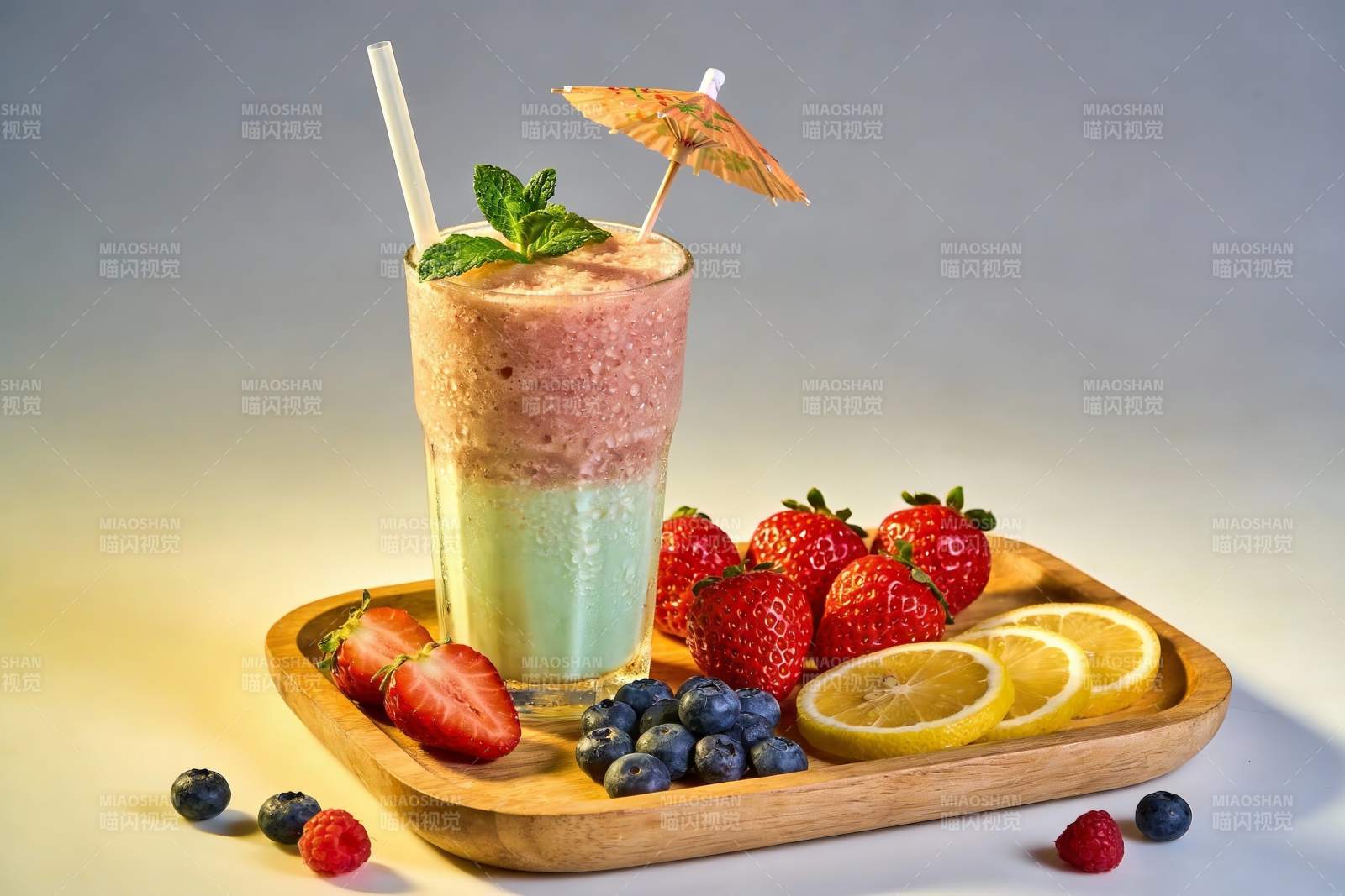 缤纷水果奶昔与新鲜浆果图片