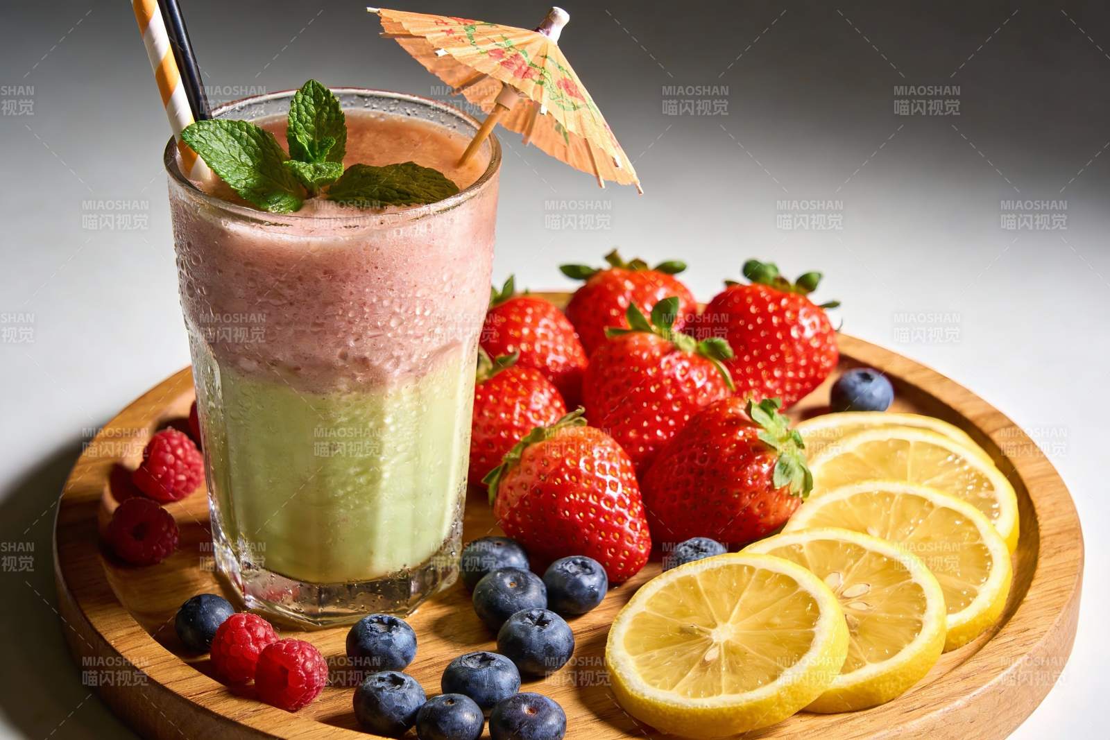 双层水果奶昔配新鲜浆果图片