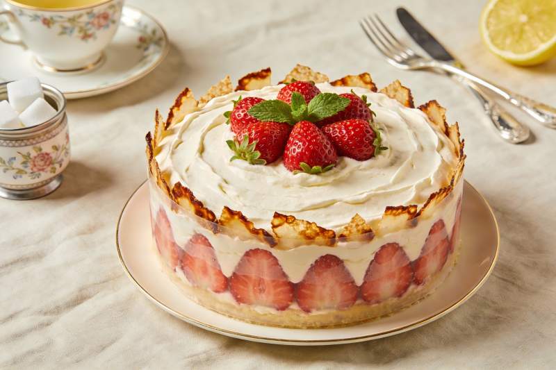 草莓奶油蛋糕配茶点图片