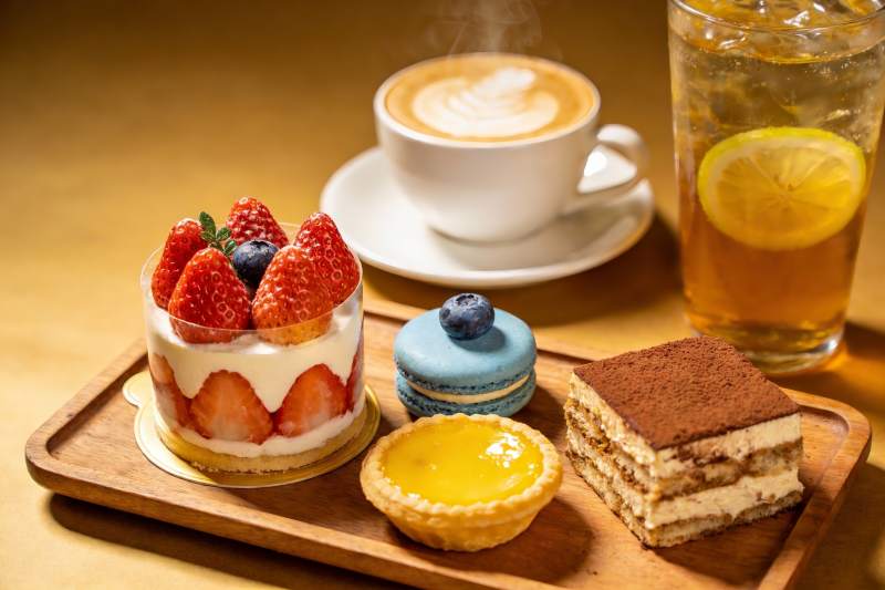 精致甜品与饮品摆盘图片