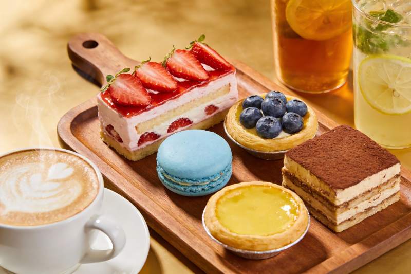 精致甜品与饮品摆盘图片