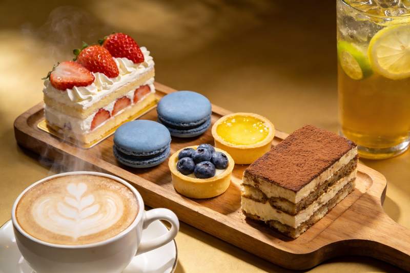 精致甜点与咖啡摆盘图片