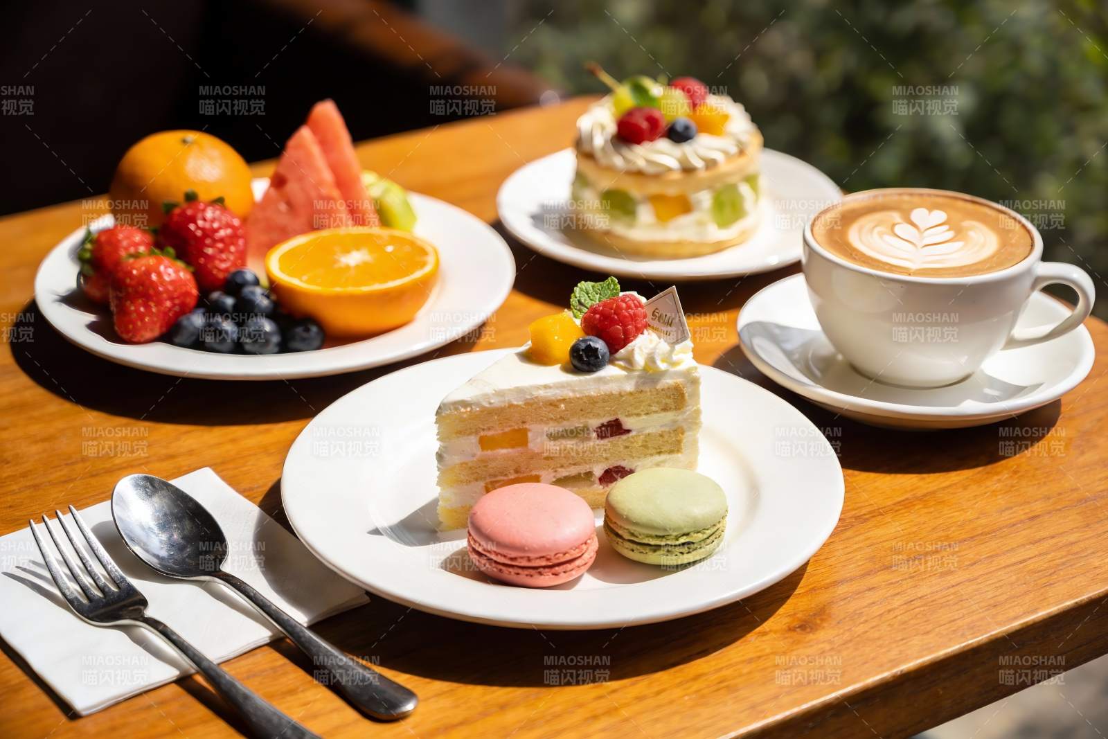 精致下午茶甜点与水果图片