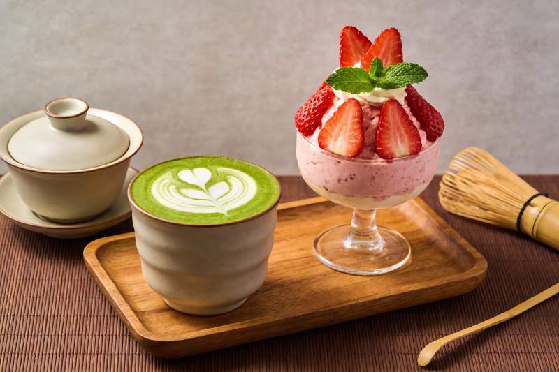 抹茶甜品与草莓蛋糕摆盘图片