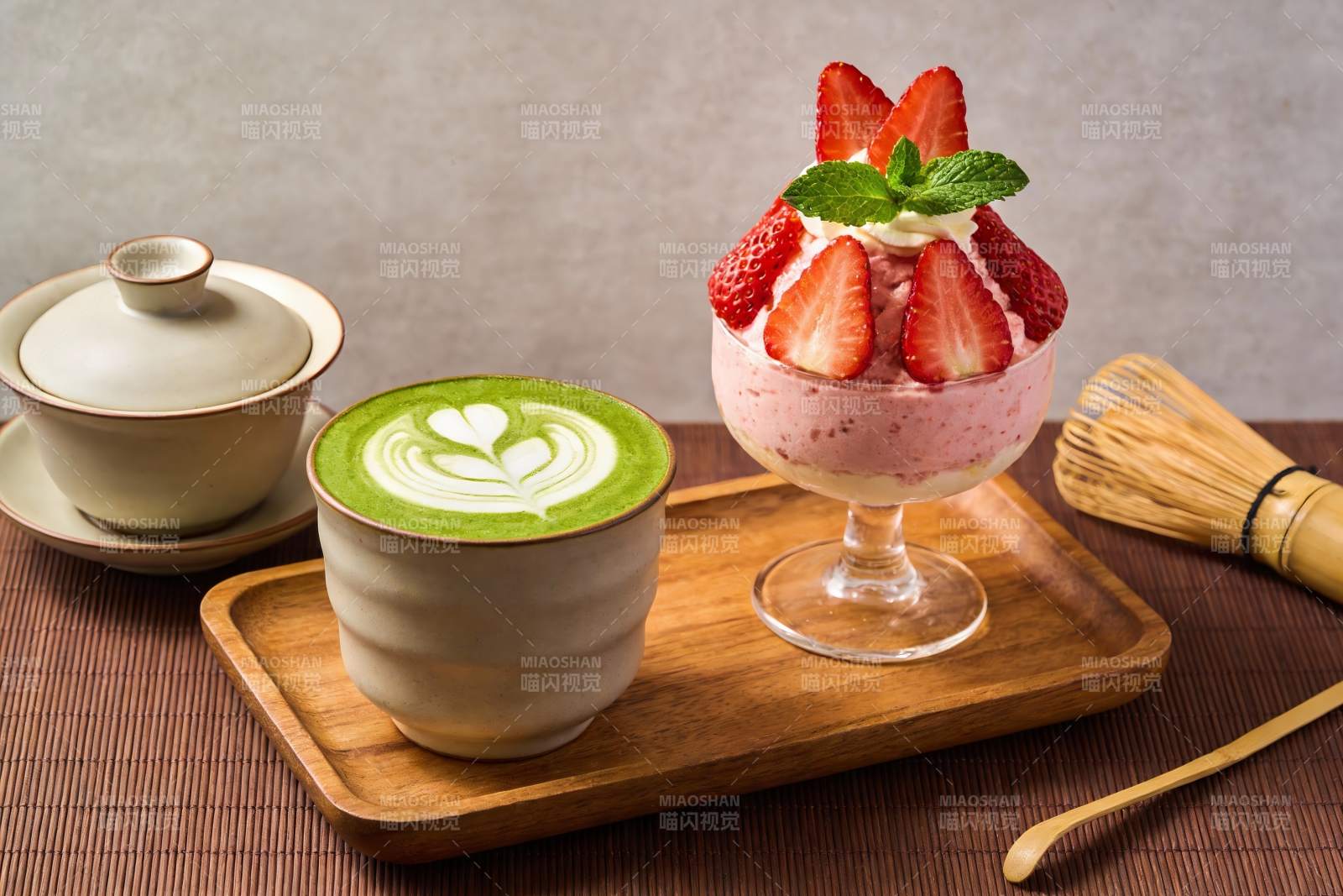 抹茶甜品与草莓蛋糕摆盘图片