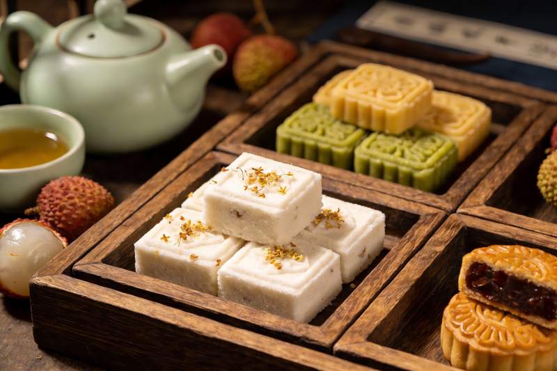中秋月饼与荔枝茶点摆盘图片
