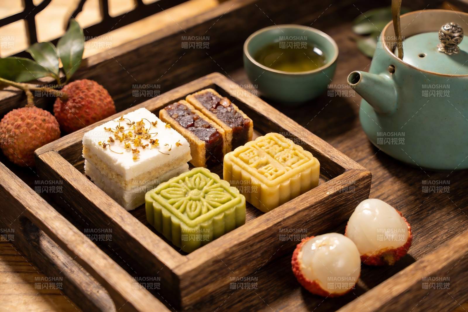 中秋月饼与荔枝茶点图片