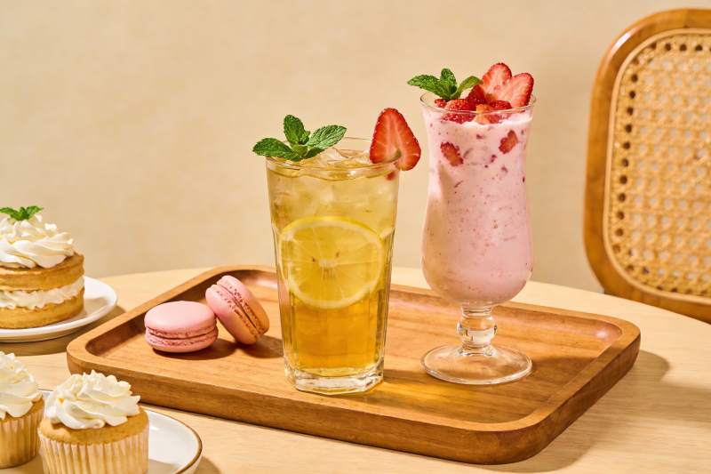 草莓饮品与甜点摆盘图片