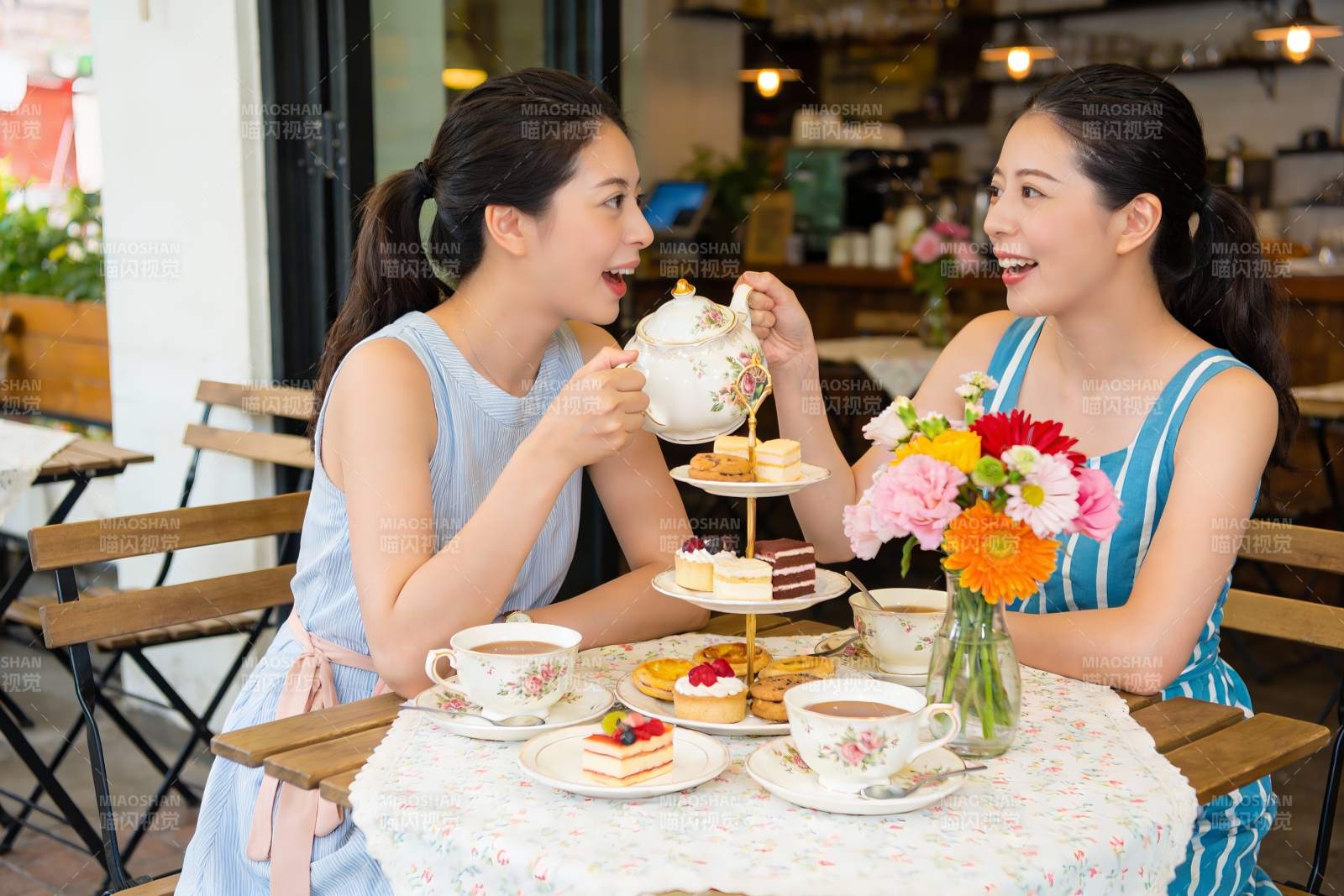 两位女士咖啡馆下午茶欢聚图片