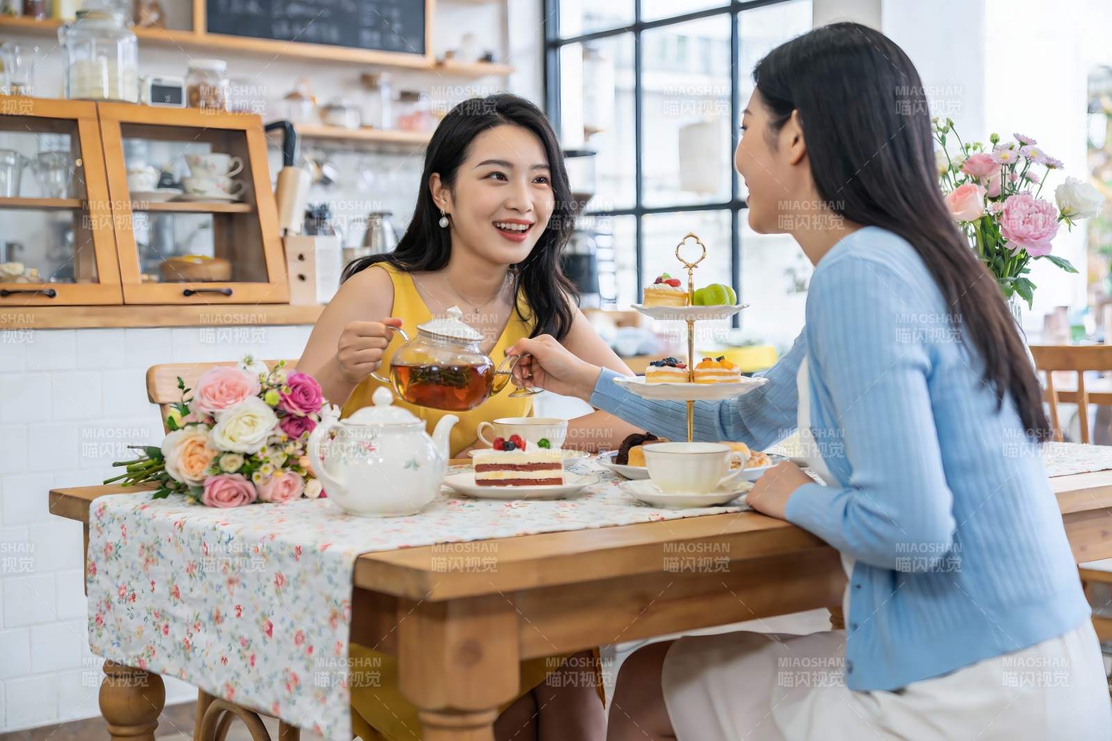 两位女士在咖啡馆享用下午茶图片