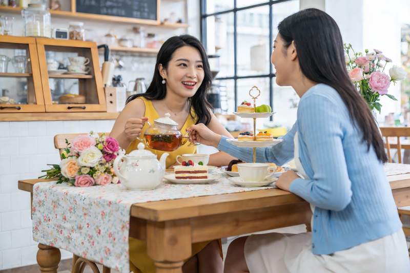 两位女士在咖啡馆享用下午茶图片