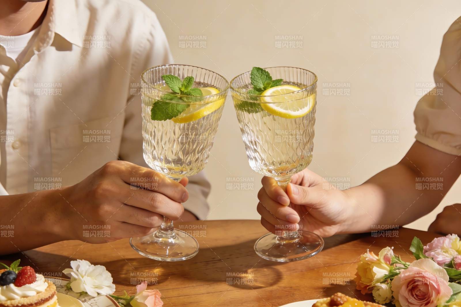 两人举杯柠檬饮品庆祝图片