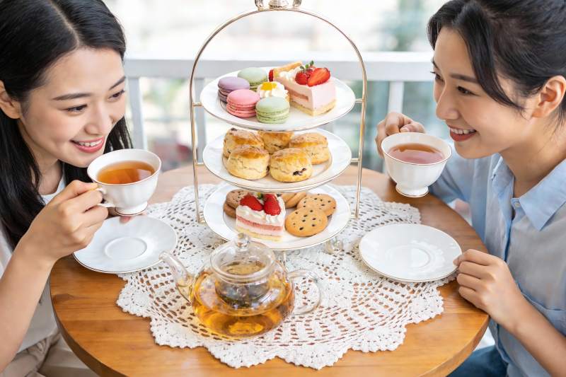 两位女士享用下午茶点心图片