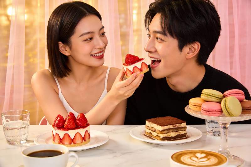情侣共享甜点温馨互动图片