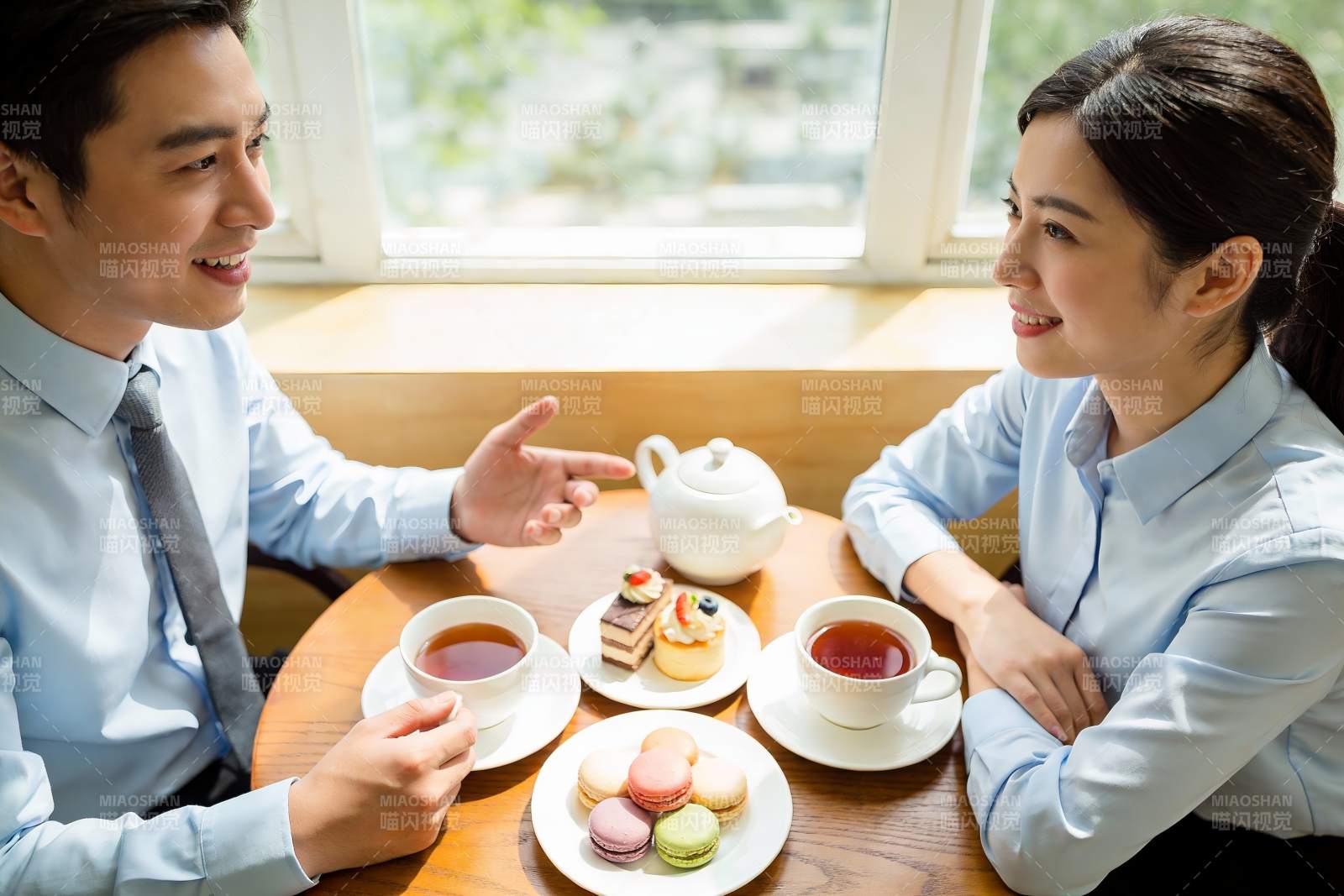 商务人士下午茶交谈图片