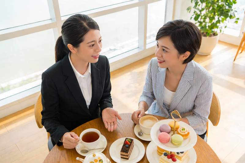 商务女性咖啡厅交谈图片