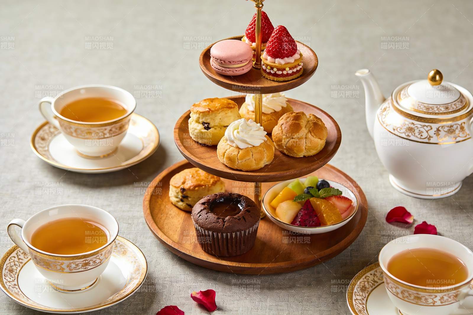 精致下午茶点心与茶具摆盘图片