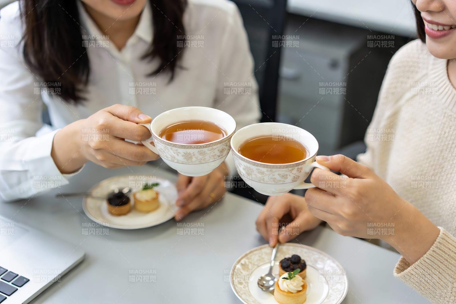 两位女士办公室茶歇碰杯图片