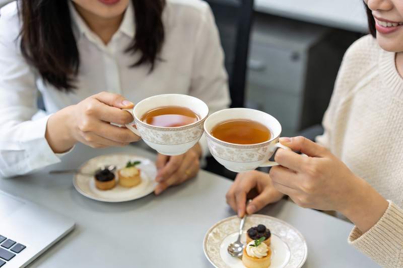 两位女士办公室茶歇碰杯图片