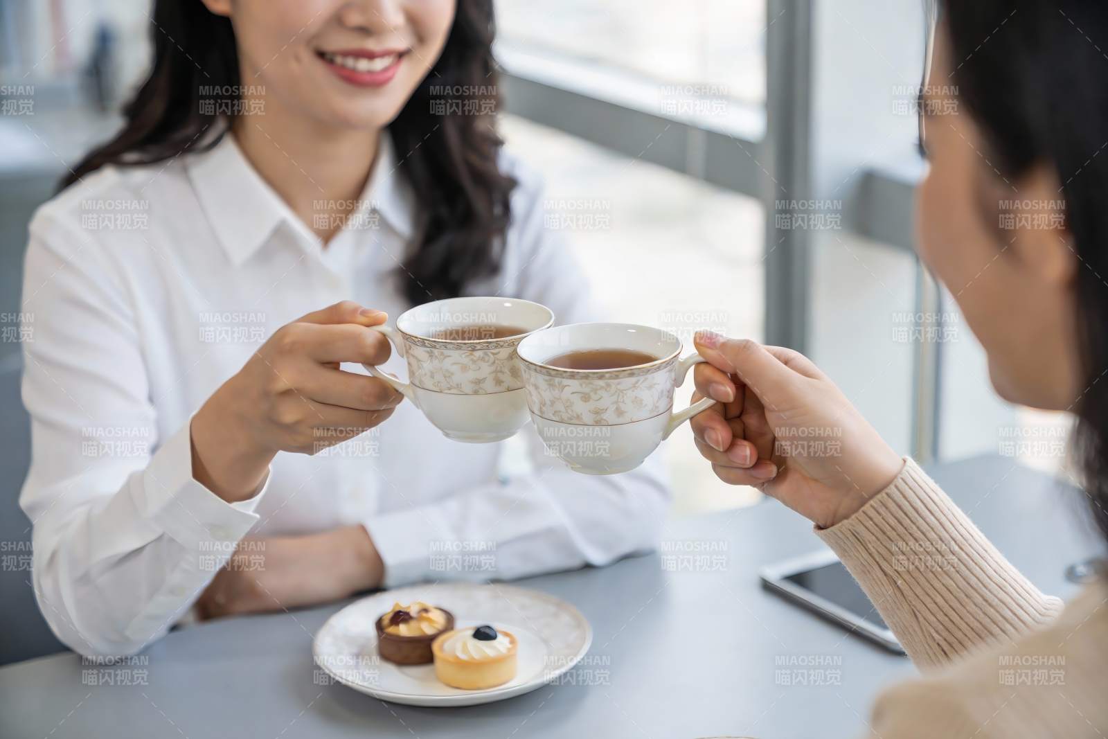 两位女士咖啡时光举杯碰杯图片