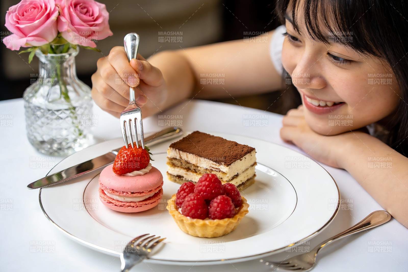 女子享用精致甜点的温馨瞬间图片
