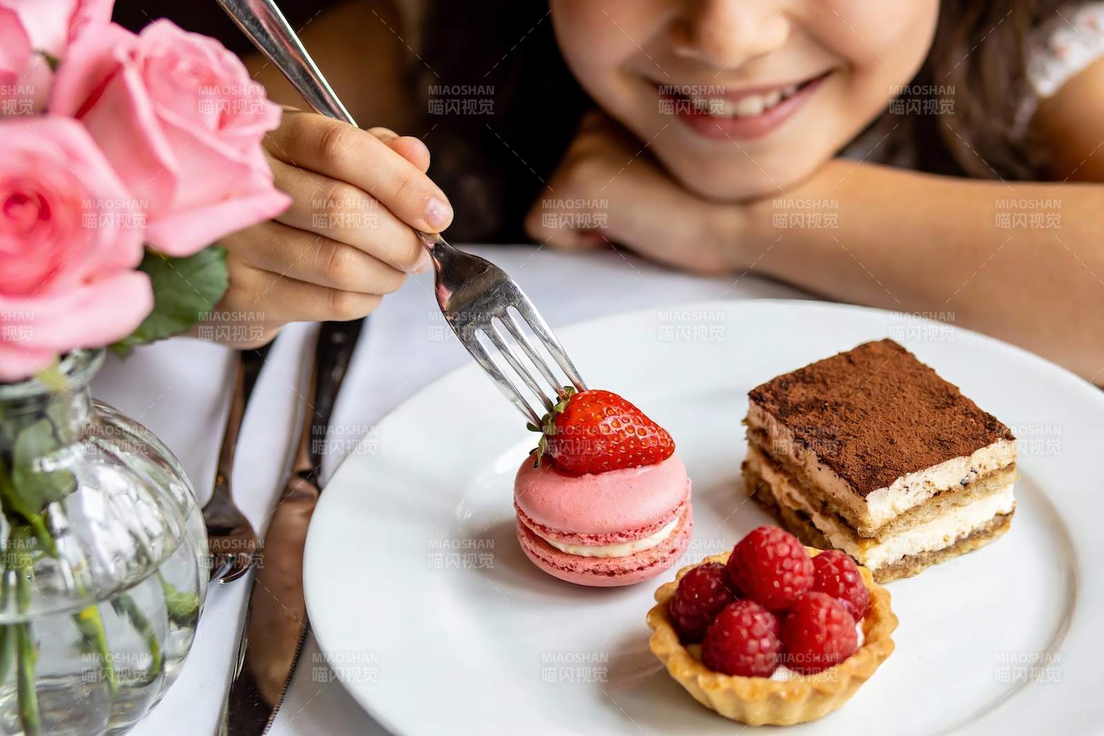 小女孩享用精致甜点图片