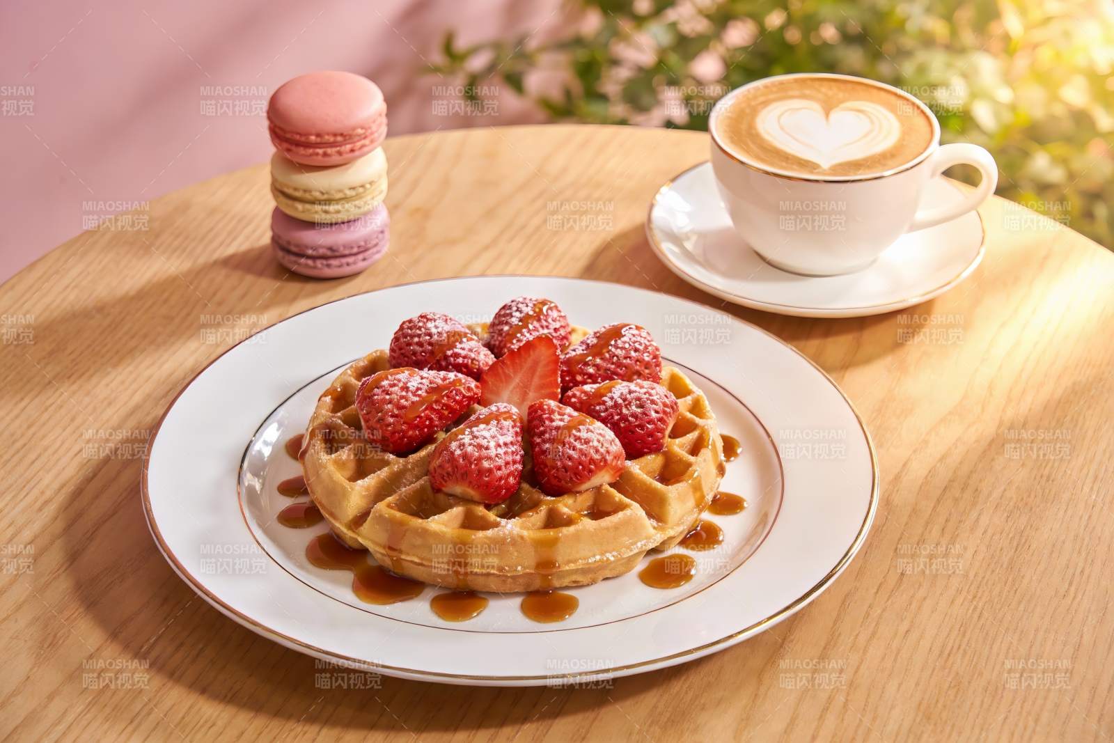 草莓华夫饼配咖啡图片
