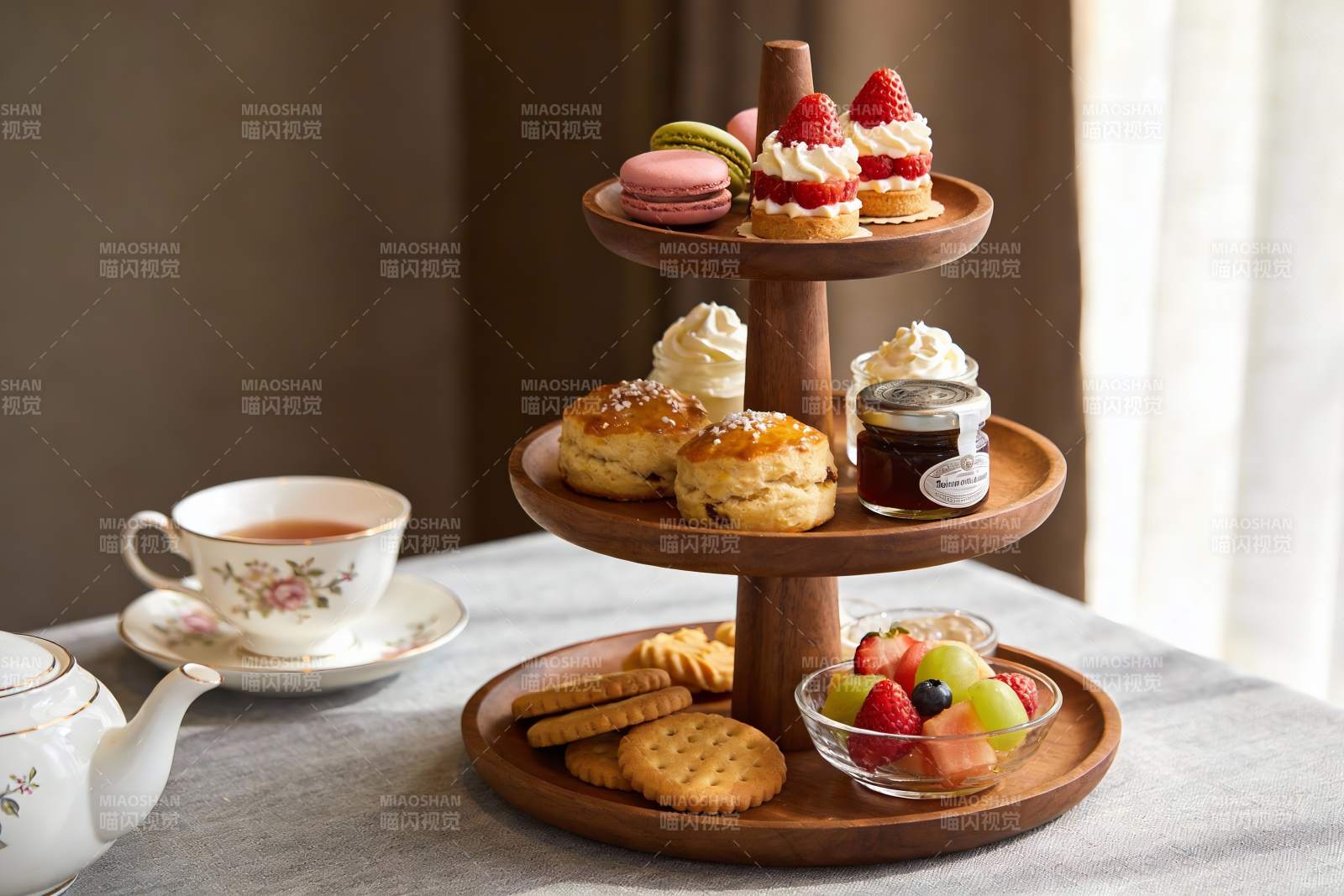 三层木质点心架摆满精致甜品图片