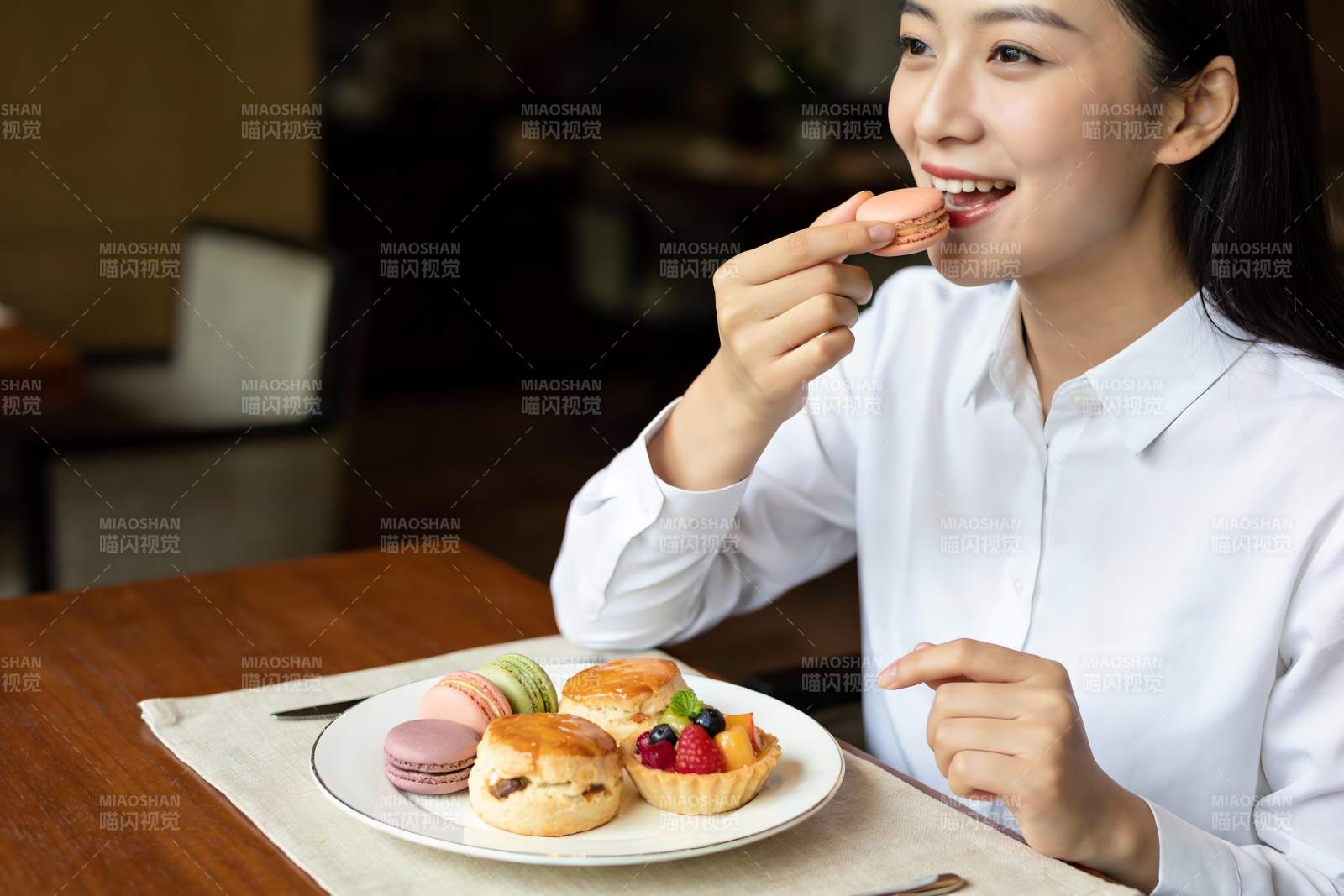 女子享用精致下午茶甜点图片