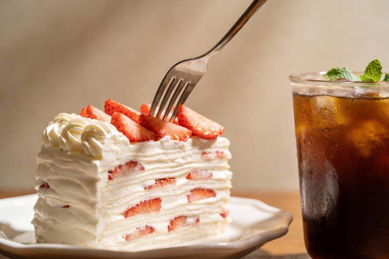 草莓千层蛋糕配冰饮图片