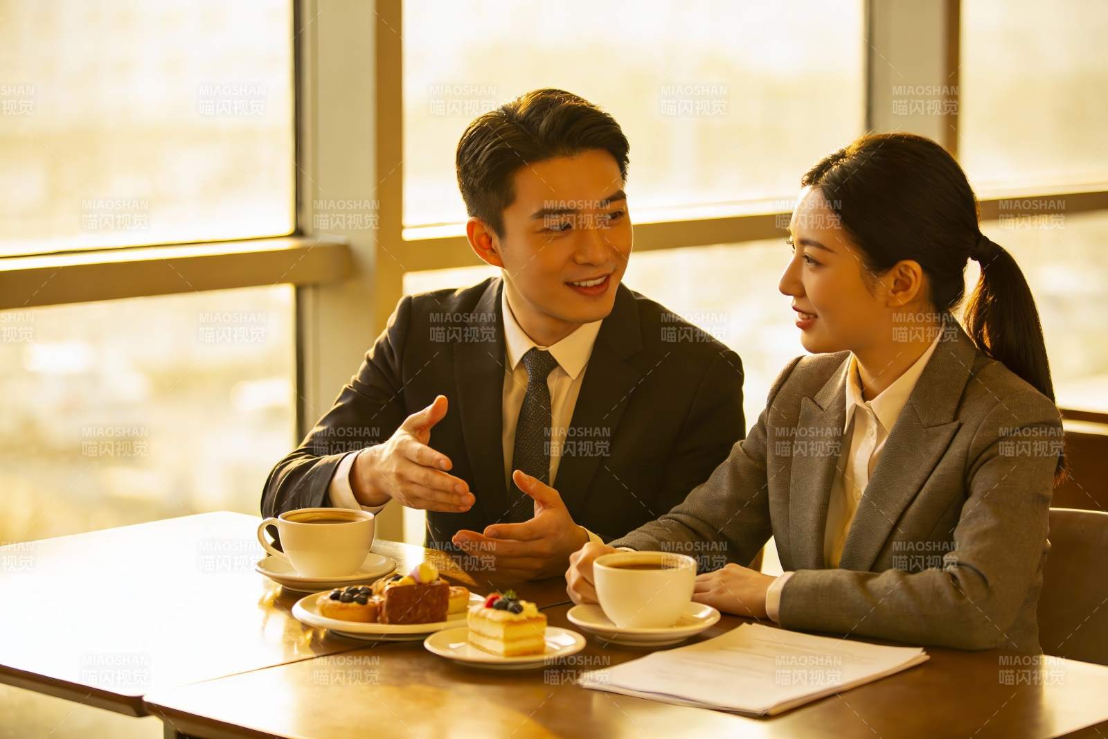 商务人士咖啡会谈场景图片