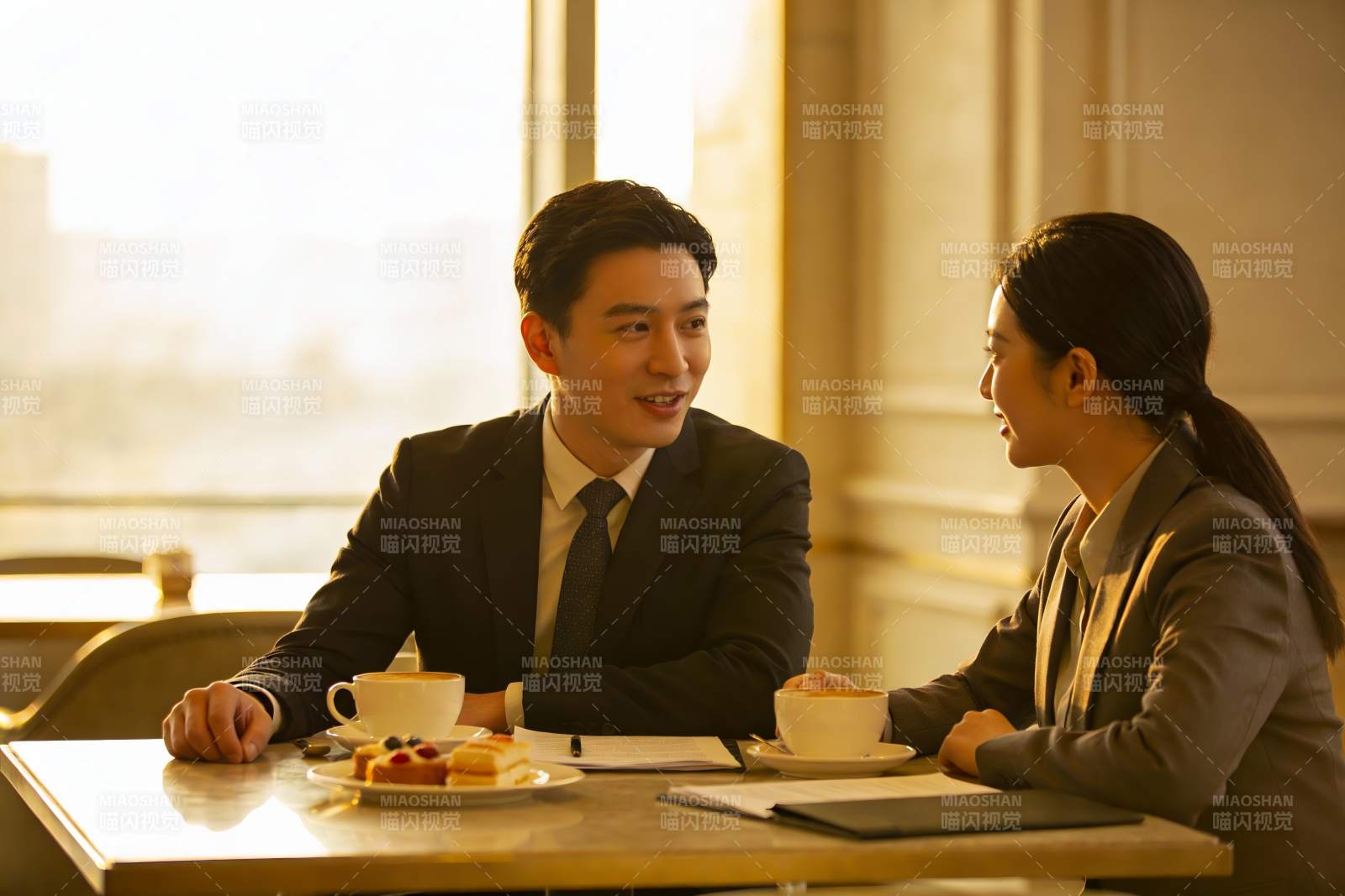 商务人士咖啡厅交谈场景图片