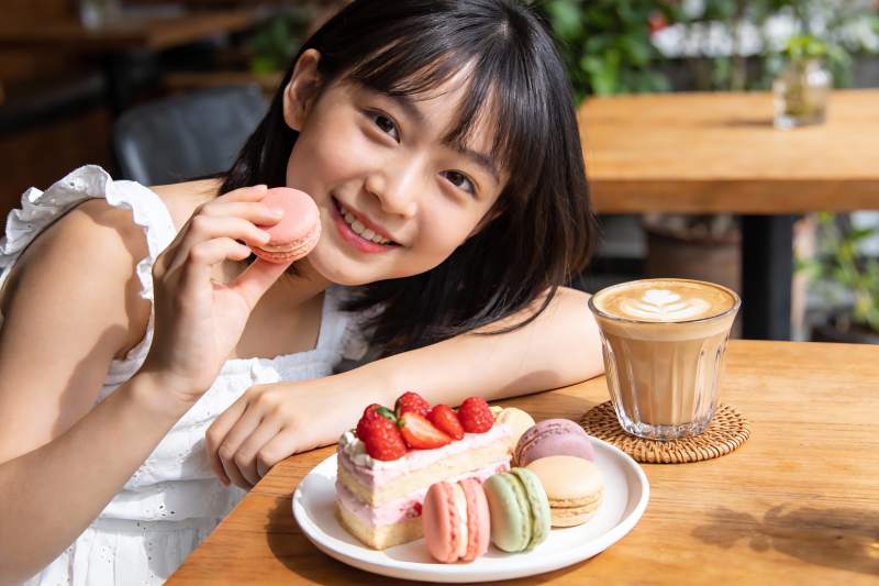 女孩咖啡店享用甜点微笑图片