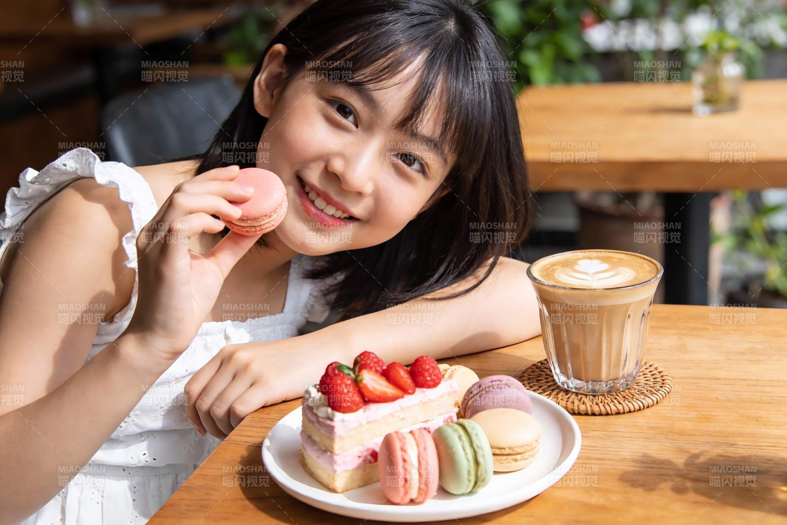 女孩咖啡店享用甜点微笑图片