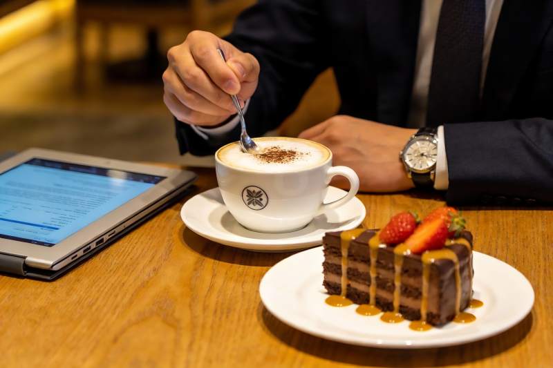 商务人士咖啡甜点休闲时光图片