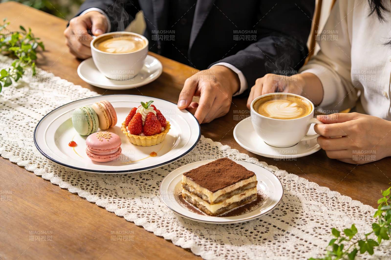 两人咖啡甜点约会图片