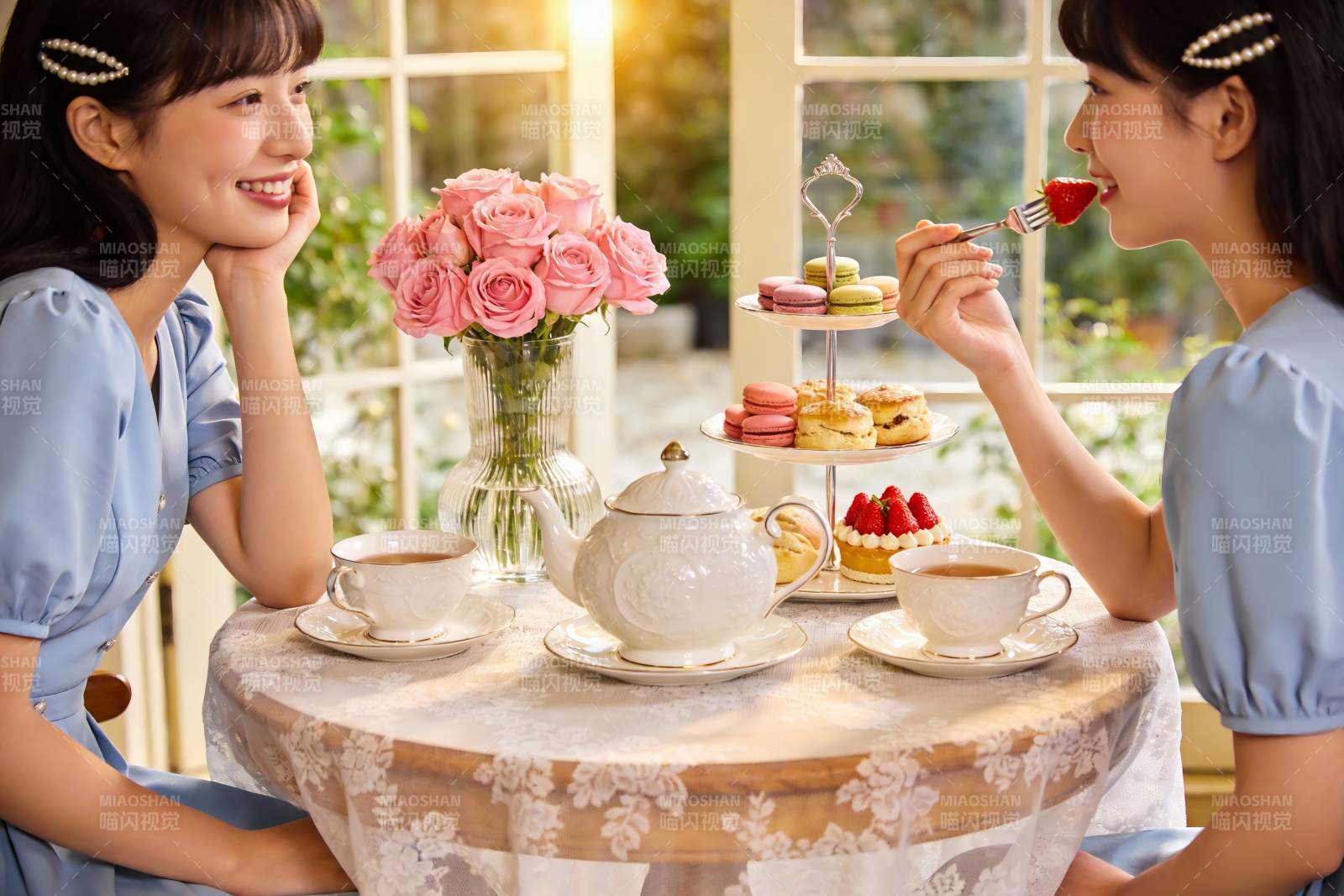 两位女士室内下午茶时光图片