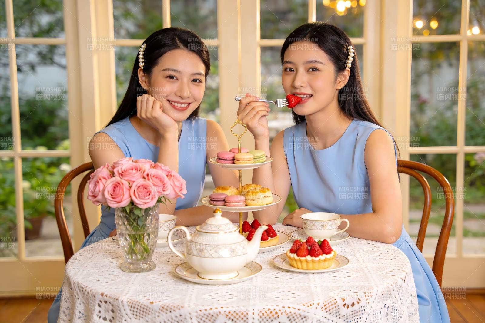 两位女士下午茶时光图片