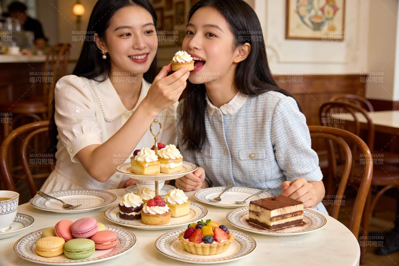 两位女士在咖啡馆享用甜点图片